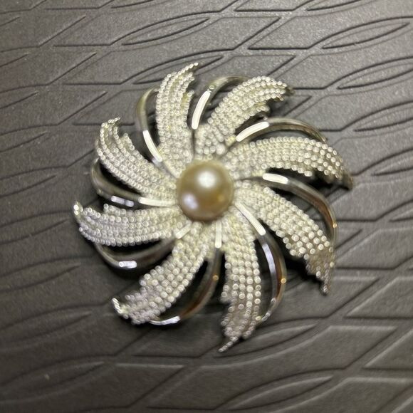 Sarah Coventry Jewelry - Elegant Silver and Pearl Brooch Sarah Coventry Vintage